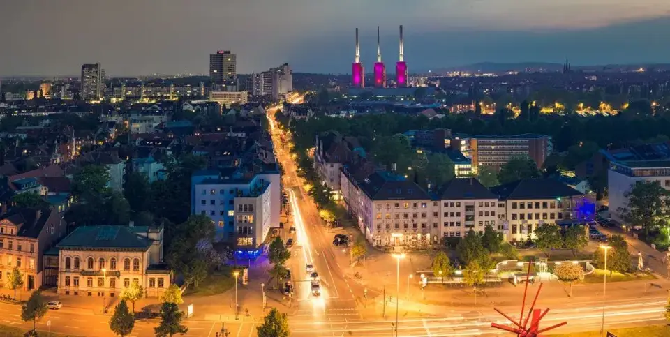 Man sieht die Stadt Hannover von oben, wo auch Werkstätten zu finden sind. 