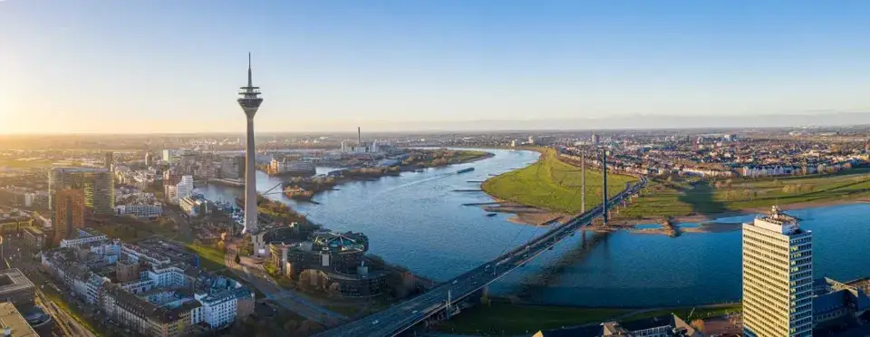 Man sieht die Stadt Düsseldorf von oben, wo auch Autowerkstätten zu finden sind. 