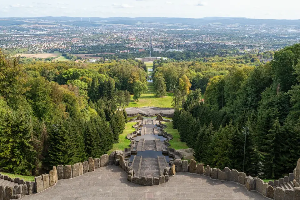 Die Grafik zeigt die Innenstadt von Kassel aus der Ferne als Symbol des Bedarfs an Werkstätten.