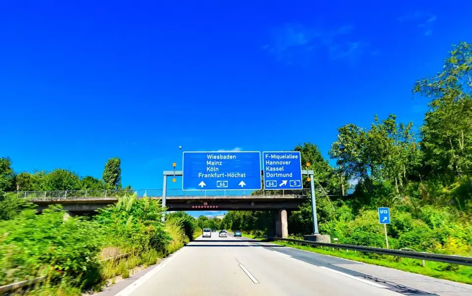 Eine Autobahn mit einem Auto, das vor Wiesbaden abfährt, um eine Werkstatt zu suchen.